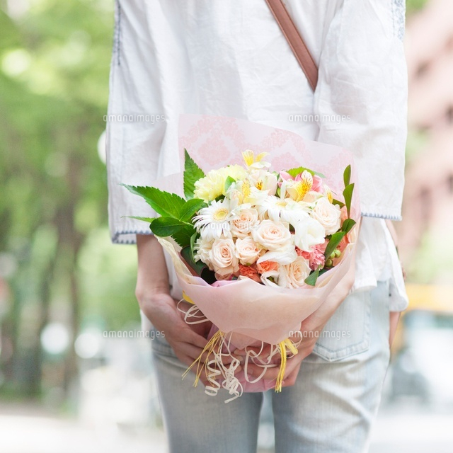 花束を持つ女性の後ろ姿 の写真素材 イラスト素材 アマナイメージズ