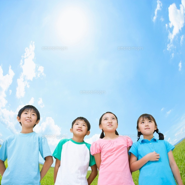 横並びで遠くを見る子供達 の写真素材 イラスト素材 アマナイメージズ