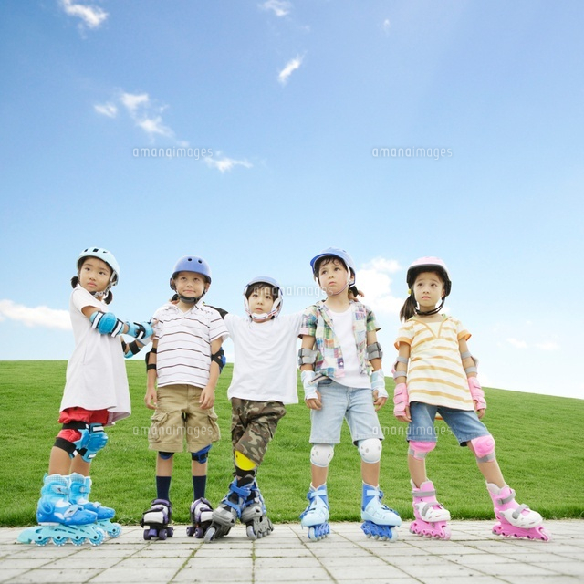 ポーズをつけて立つ子供達 の写真素材 イラスト素材 アマナイメージズ