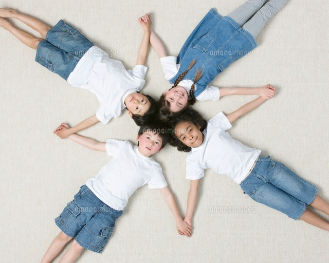 手を繋いで寝る4人の子供 の写真素材 イラスト素材 アマナイメージズ