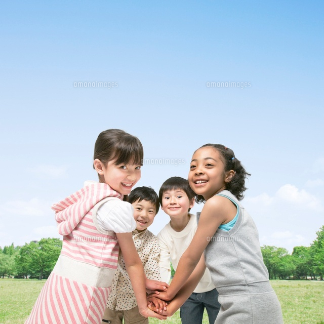 手を重ねる4人の子供 の写真素材 イラスト素材 アマナイメージズ