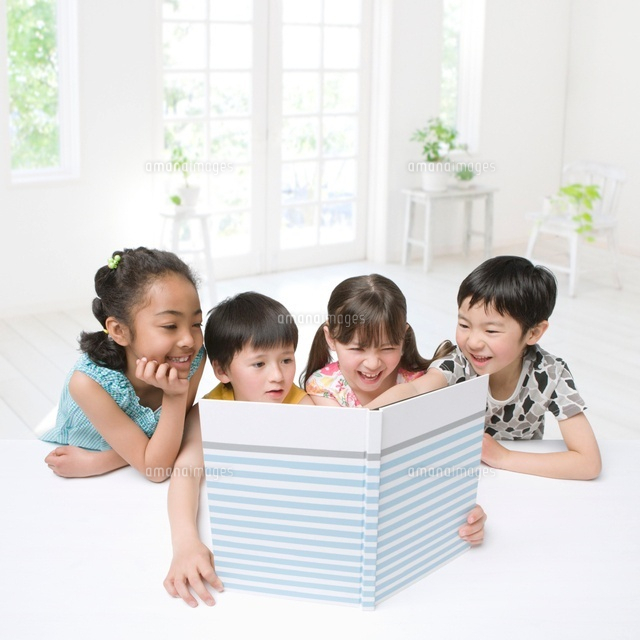 アルバムを見る4人の子供 の写真素材 イラスト素材 アマナイメージズ アルバムを見る4人の子供 の写真素材 イラスト素材 アマナイメージズ