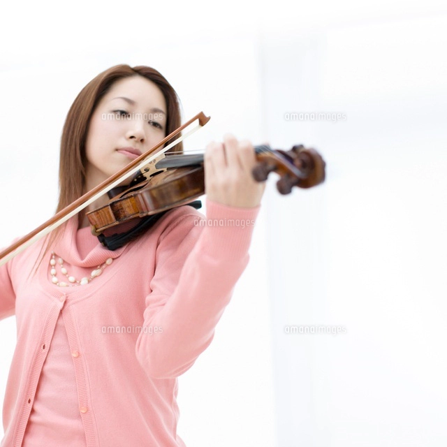 バイオリンを弾く日本人女性[11004098089]の写真・イラスト素材