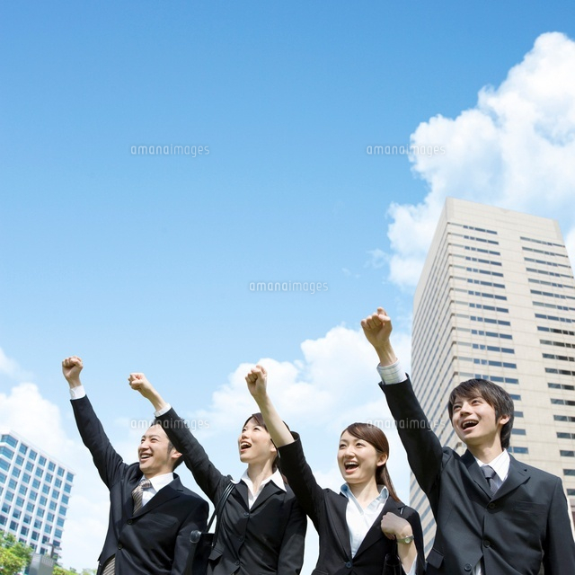 笑顔でガッツポーズする4人のビジネスマンとビジネスウーマン の写真素材 イラスト素材 アマナイメージズ