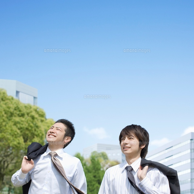 ジャケットを肩にかけ空を見上げる2人のビジネスマン の写真素材 イラスト素材 アマナイメージズ