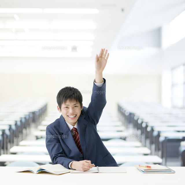 手をあげる男子高校生 の写真素材 イラスト素材 アマナイメージズ