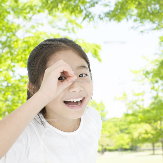 覗くポーズをした日本人の女の子 の写真素材 イラスト素材 アマナイメージズ