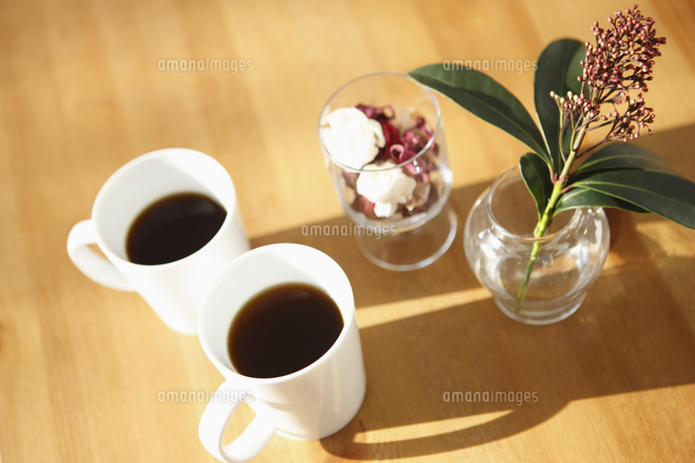 コーヒーと花 の写真素材 イラスト素材 アマナイメージズ