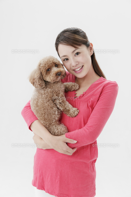 トイプードルを抱く女性[11004101036]の写真・イラスト素材｜アマナ