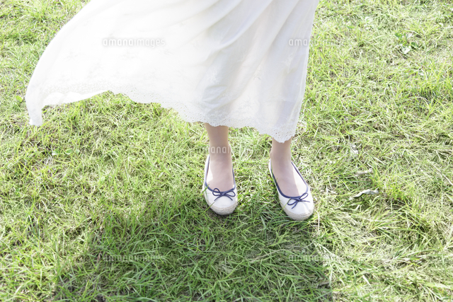 ロングスカートを着た女性の足元 の写真素材 イラスト素材 アマナイメージズ