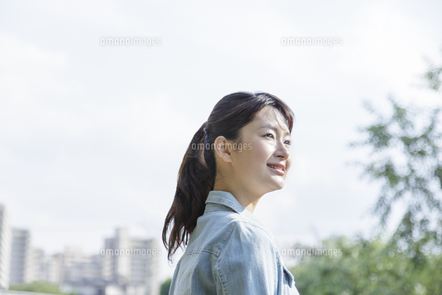 遠くを見る女性 の写真素材 イラスト素材 アマナイメージズ