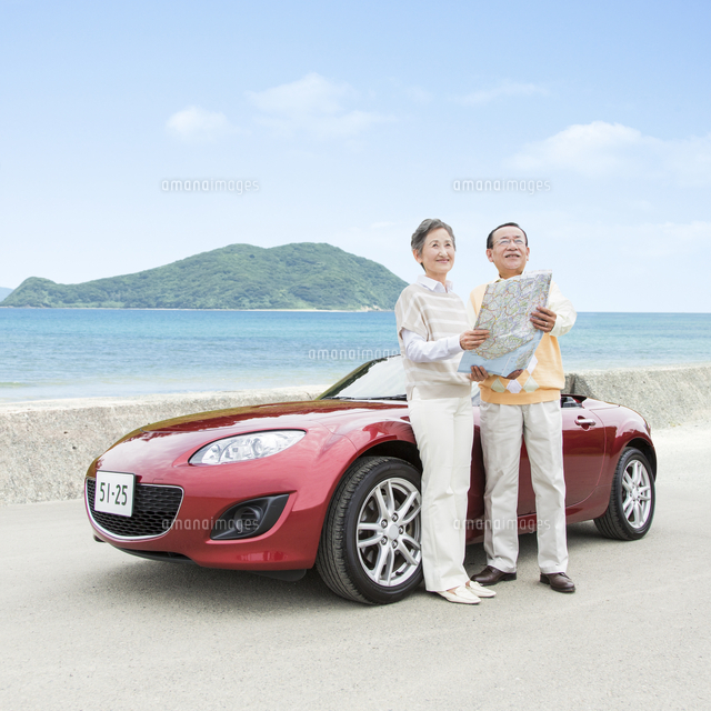地図を持ち車の横に立つシニア夫婦 の写真素材 イラスト素材 アマナイメージズ 地図を持ち車の横に立つシニア夫婦 の写真素材 イラスト素材 アマナイメージズ