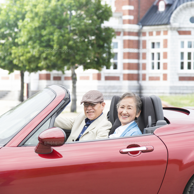 オープンカーに乗る日本人のシニア夫婦 の写真素材 イラスト素材 アマナイメージズ
