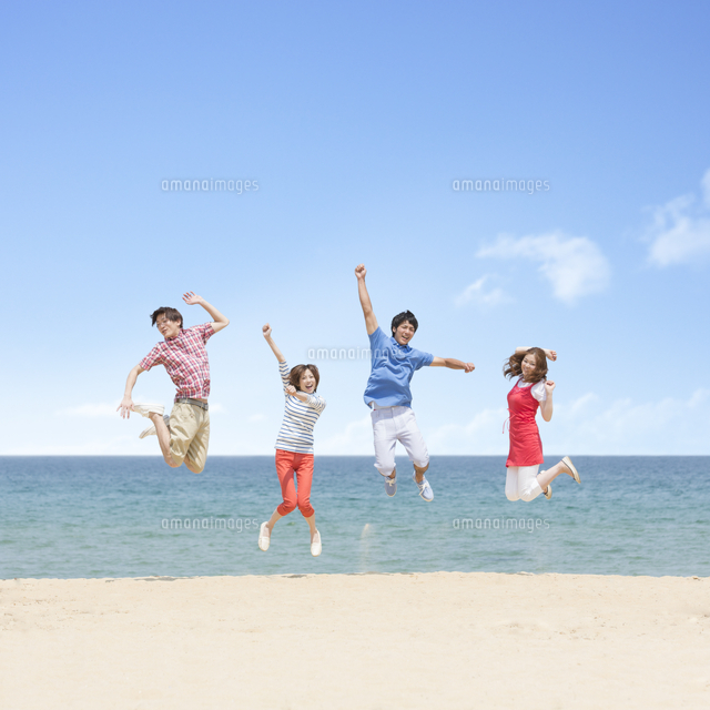 砂浜でジャンプをする4人の若者 の写真素材 イラスト素材 アマナイメージズ