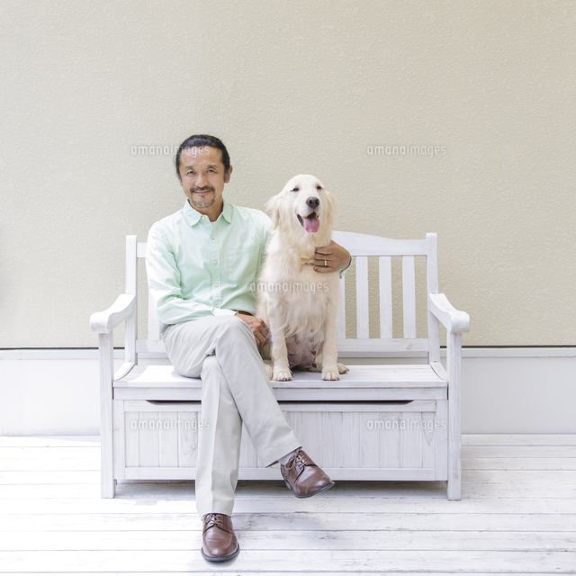 イスに座る中高年男性と犬 の写真素材 イラスト素材 アマナイメージズ