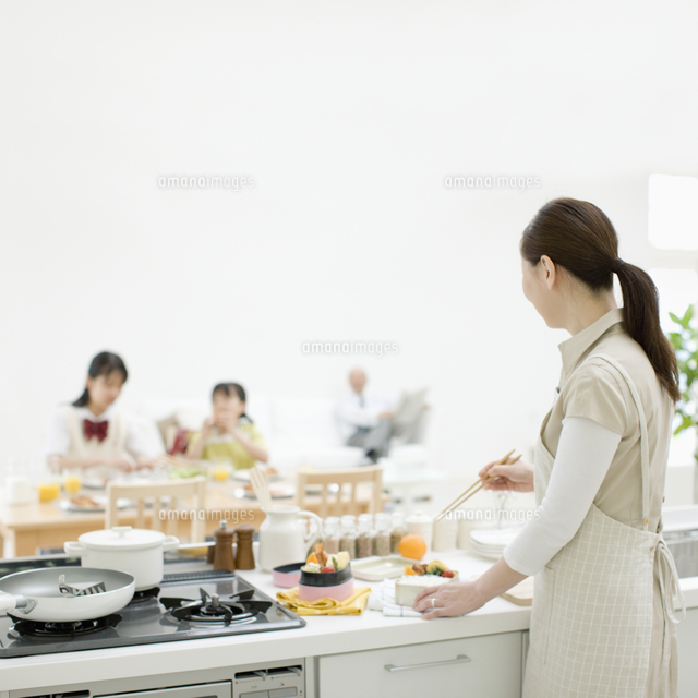 お弁当を作る母と家族のシルエット の写真素材 イラスト素材 アマナイメージズ