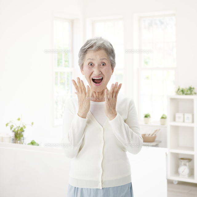 驚き顔のシニア女性 の写真素材 イラスト素材 アマナイメージズ