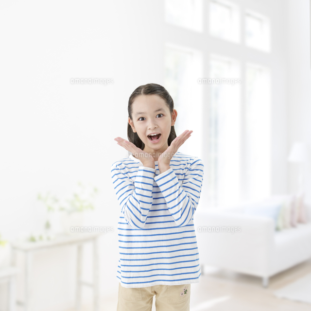驚き顔の小学生の女の子 の写真素材 イラスト素材 アマナイメージズ