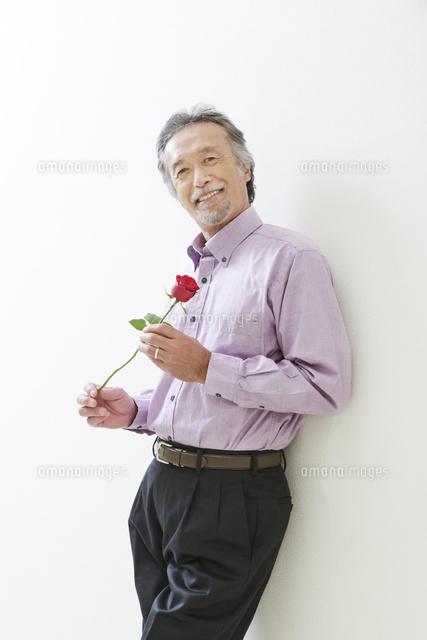 バラの花を持つ中高年男性 の写真素材 イラスト素材 アマナイメージズ