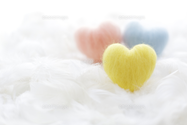 羽とハート の写真素材 イラスト素材 アマナイメージズ