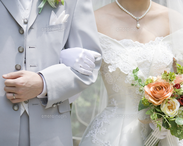 腕を組む新郎新婦[11004104211]の写真・イラスト素材｜アマナイメージズ