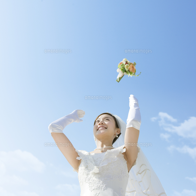 ブーケトスをする新婦 の写真素材 イラスト素材 アマナイメージズ