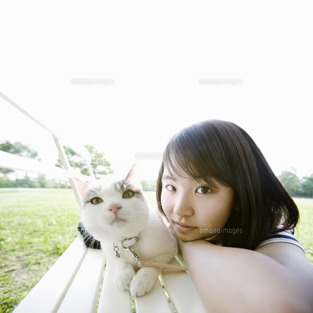 猫と女性[11004104275]の写真・イラスト素材｜アマナイメージズ