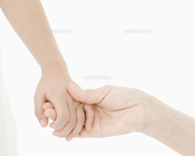 手を繋いだ手元のアップ[11004104354]の写真素材・イラスト素材｜アマナイメージズ