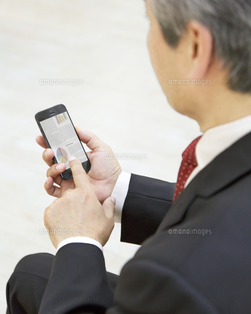 スマートフォンを操作するビジネスマン の写真素材 イラスト素材 アマナイメージズ スマートフォンを操作するビジネスマン の写真素材 イラスト素材 アマナイメージズ