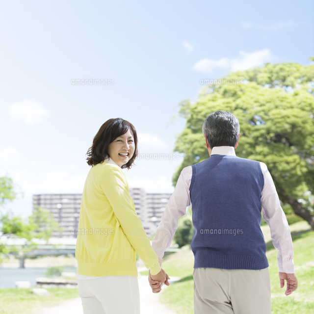 手を繋いで歩く中高年夫婦[11004104513]の写真素材・イラスト素材｜アマナイメージズ