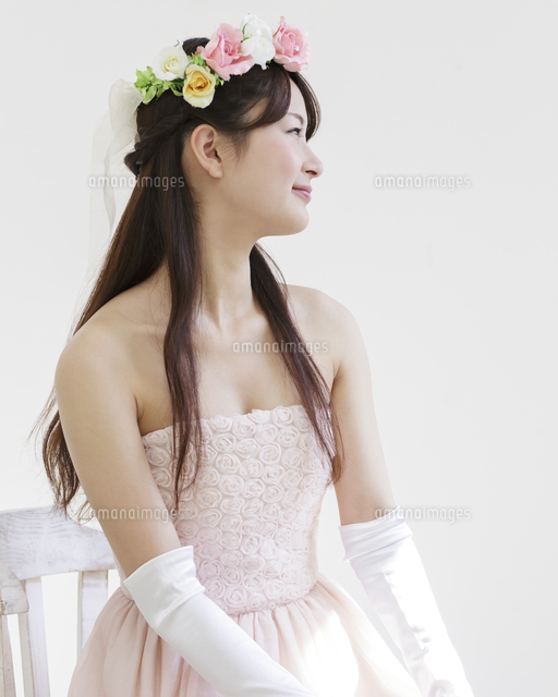 花冠をした女性[11004105289]の写真・イラスト素材｜アマナイメージズ
