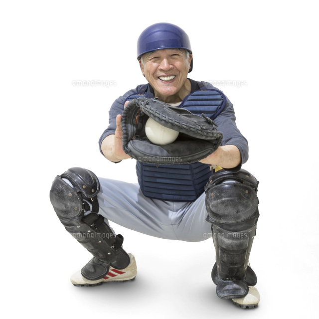 野球のキャッチャーをするシニア男性 の写真素材 イラスト素材 アマナイメージズ