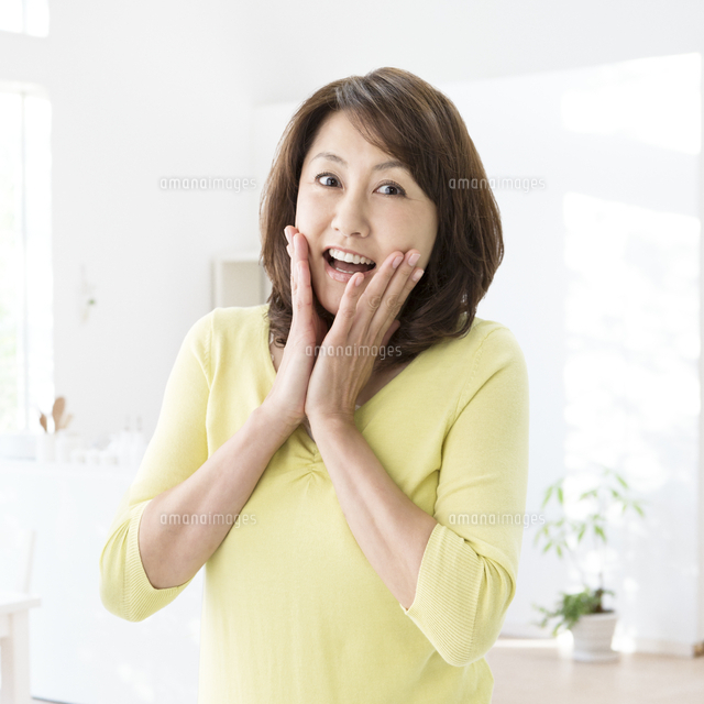 驚き顔の中高年女性 の写真素材 イラスト素材 アマナイメージズ