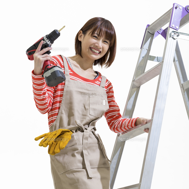 電動ドライバーを持つ女性 の写真素材 イラスト素材 アマナイメージズ