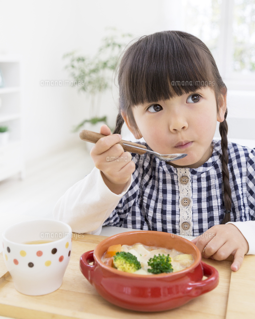 シチューを食べる女の子 の写真素材 イラスト素材 アマナイメージズ
