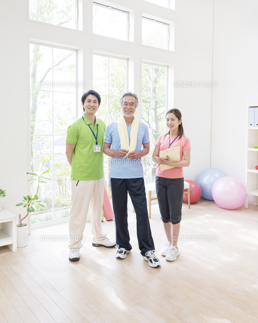 中高年男性とトレーナー の写真素材 イラスト素材 アマナイメージズ