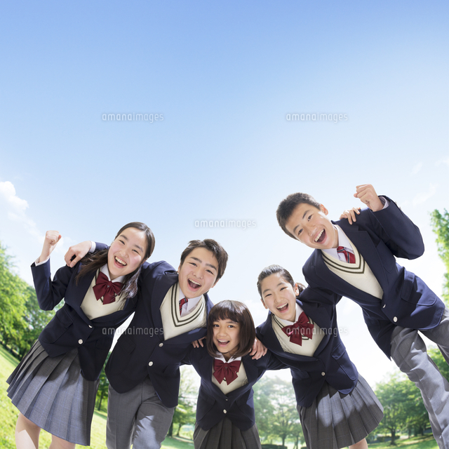 肩を組む中学生の男女 の写真素材 イラスト素材 アマナイメージズ