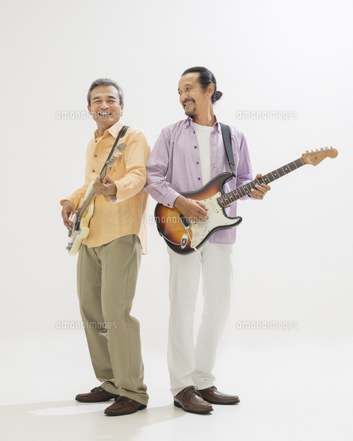 ギターを弾く2人のミドル男性 の写真素材 イラスト素材 アマナイメージズ