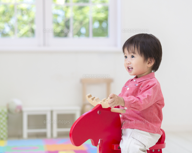 木馬に乗る男の子 の写真素材 イラスト素材 アマナイメージズ