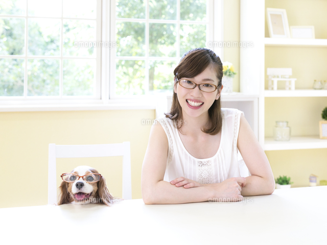 メガネをかける女性と犬 の写真素材 イラスト素材 アマナイメージズ