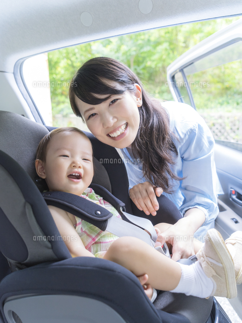 娘をチャイルドシートに乗せる母親 の写真素材 イラスト素材 アマナイメージズ 娘をチャイルドシートに乗せる母親 の写真素材 イラスト素材 アマナイメージズ