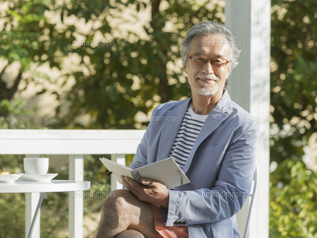 ティータイムの中高年男性 の写真素材 イラスト素材 アマナイメージズ