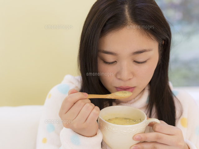 スープを飲む女性 の写真素材 イラスト素材 アマナイメージズ