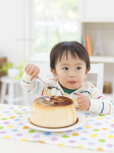 プリンを食べる男の子 の写真素材 イラスト素材 アマナイメージズ
