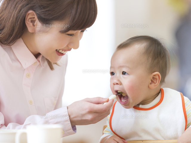 赤ちゃんに離乳食を食べさせる母親 の写真素材 イラスト素材 アマナイメージズ
