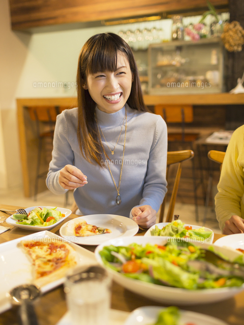 食事をする笑顔の女性 の写真素材 イラスト素材 アマナイメージズ