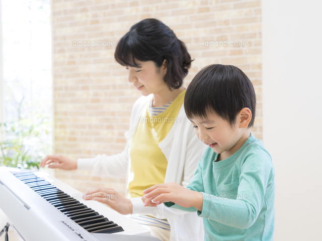 オルガンを弾く母と子 の写真素材 イラスト素材 アマナイメージズ オルガンを弾く母と子 の写真素材 イラスト素材 アマナイメージズ