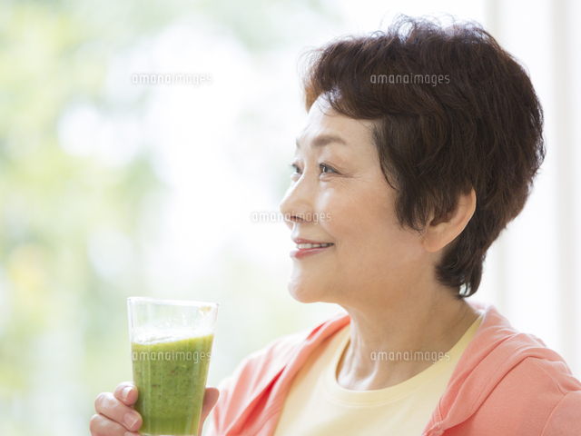 野菜ジュースを持つシニア女性 の写真素材 イラスト素材 アマナイメージズ