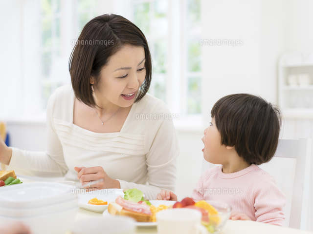 食卓につく親子 の写真素材 イラスト素材 アマナイメージズ