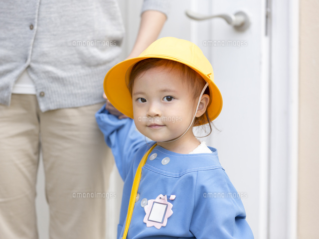 幼稚園の制服を着た女の子 の写真素材 イラスト素材 アマナイメージズ